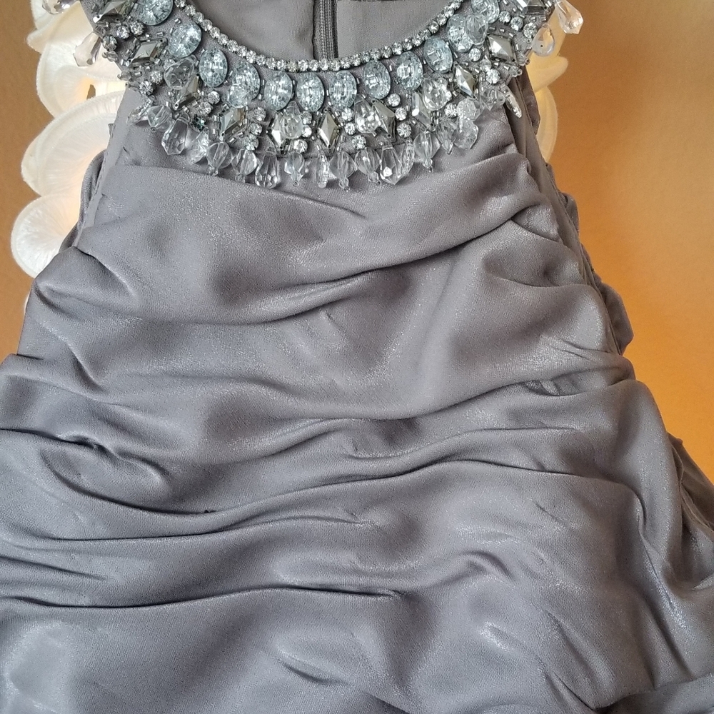 Gorgeous curve hugging dress - Picture 5 of 8